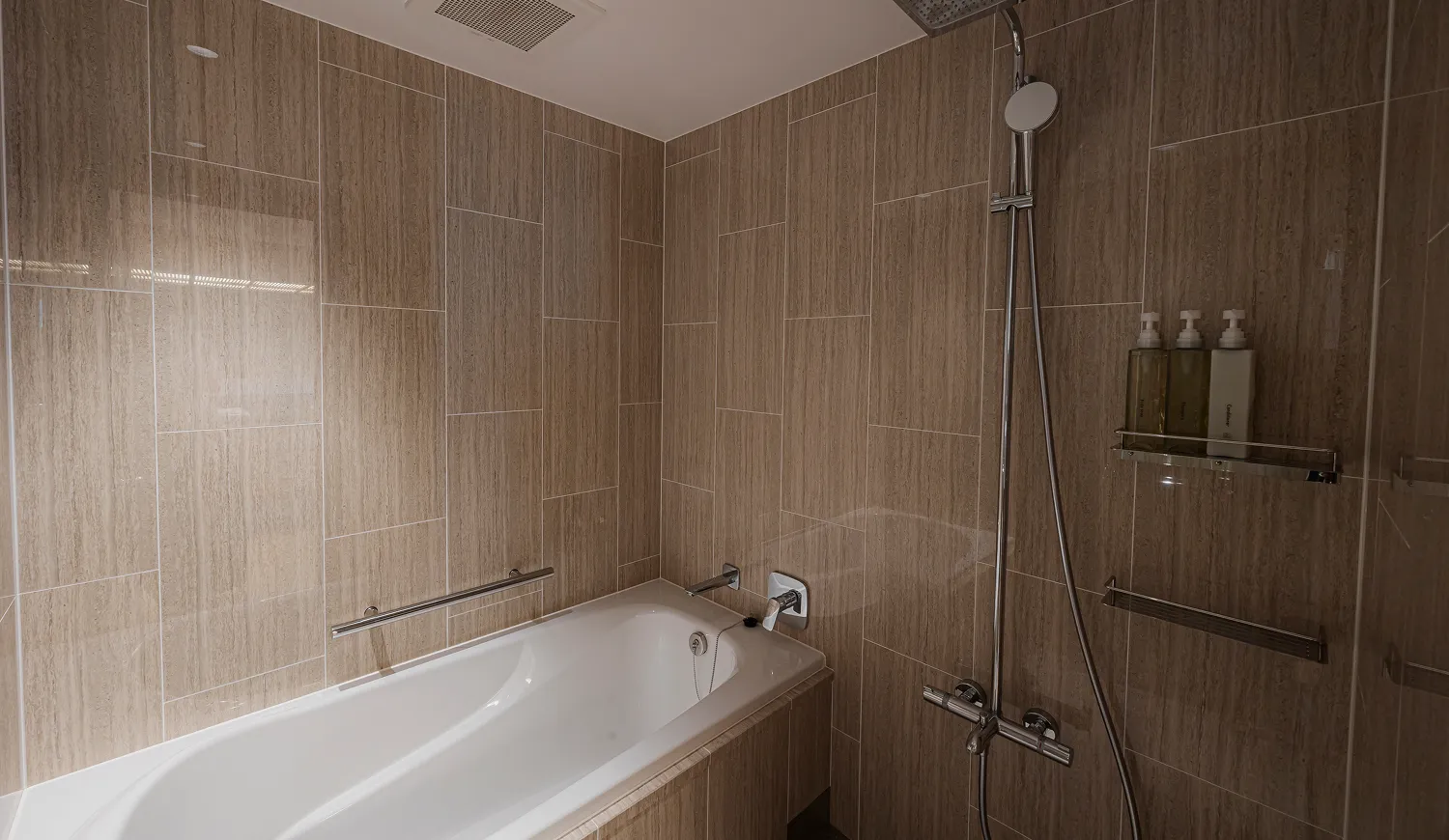 シンプルで落ち着いた設えが、心にそっと寄り添います。